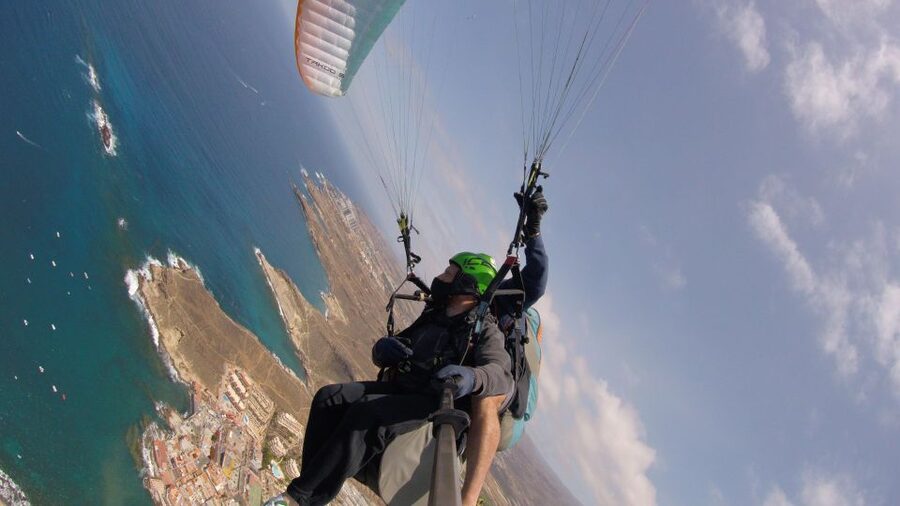 Santa Cruz de Tenerife: Acrobatic Paragliding Flight - The pilots and the human side of the activity