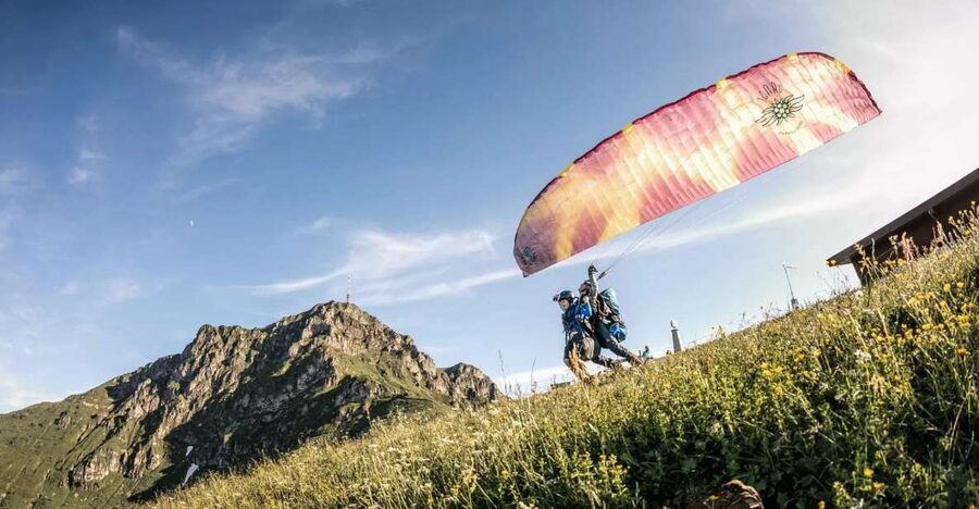 St Johann in Tirol: Tandem Paragliding - Riding the gondola to the St Johann launch site