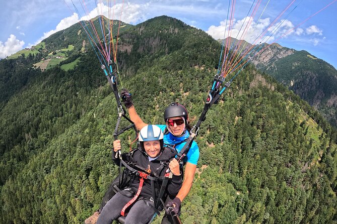 Tandem Paragliding Flight in Dorf Tirol, Merano - The safety briefing and equipment check