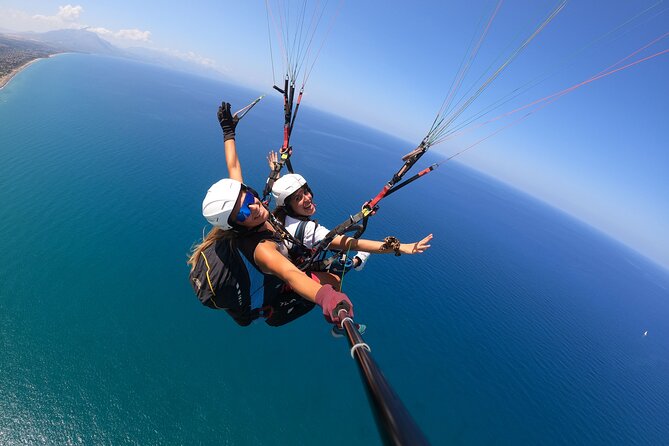 Tandem Paragliding Flight in Taormina - The pilots and the safety briefing