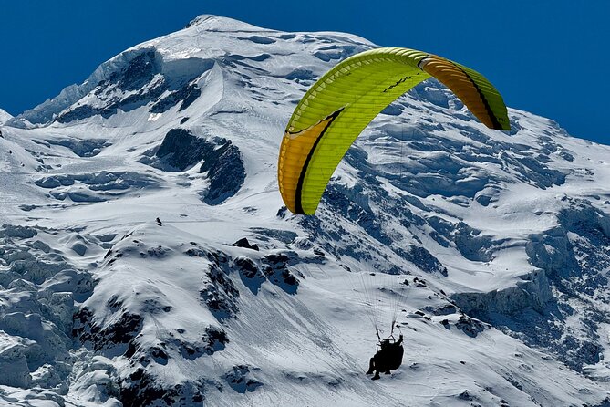 Tandem Paragliding Flight to Chamonix Facing Mont Blanc - Flying in front of Mont Blanc
