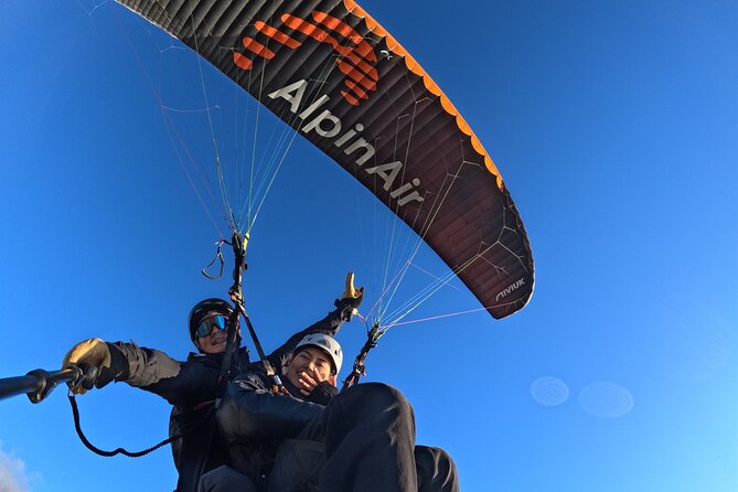 Tandem Paragliding in Interlaken - Thunersee and Lake Brienz from 800 meters