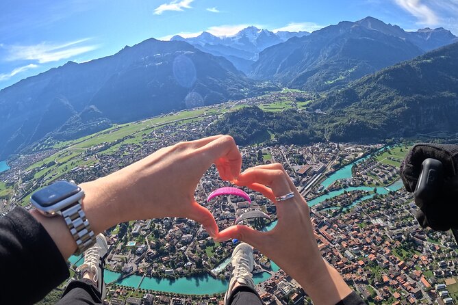 Tandem Paragliding in Interlaken - The landing at Höhematte