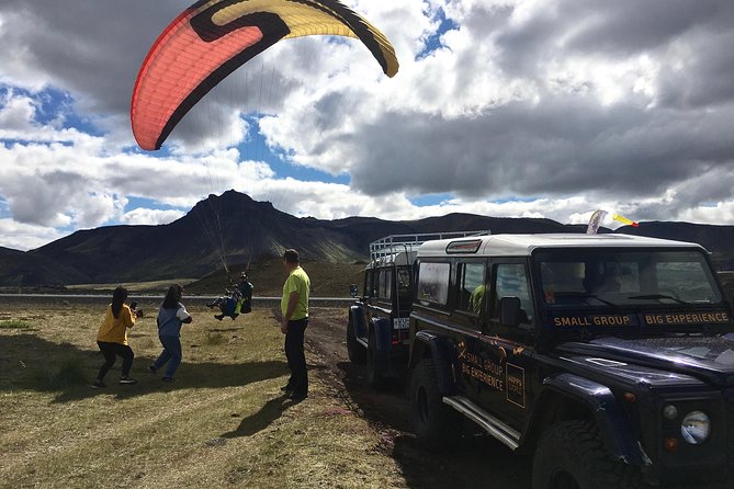Tandem Paragliding over the Rugged Lava Fields at Blue Mountains - Who will enjoy this most?