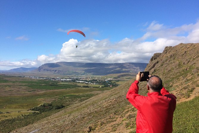 Tandem Paragliding over the Rugged Lava Fields at Blue Mountains - What the high ratings get right, and where caution is needed