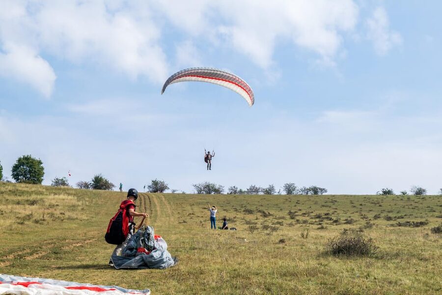 Transylvania Targu-Mures: Paraglider pilot for a day - How solo paragliding differs from tandem flight