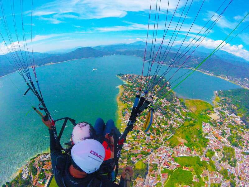 Valle de Bravo: Paragliding flight - The takeoff: a few steps and then open air