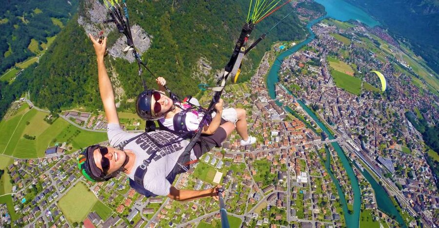 Zurich: Day trip to Interlaken incl. tandem paragliding - The mountain setting around Interlaken